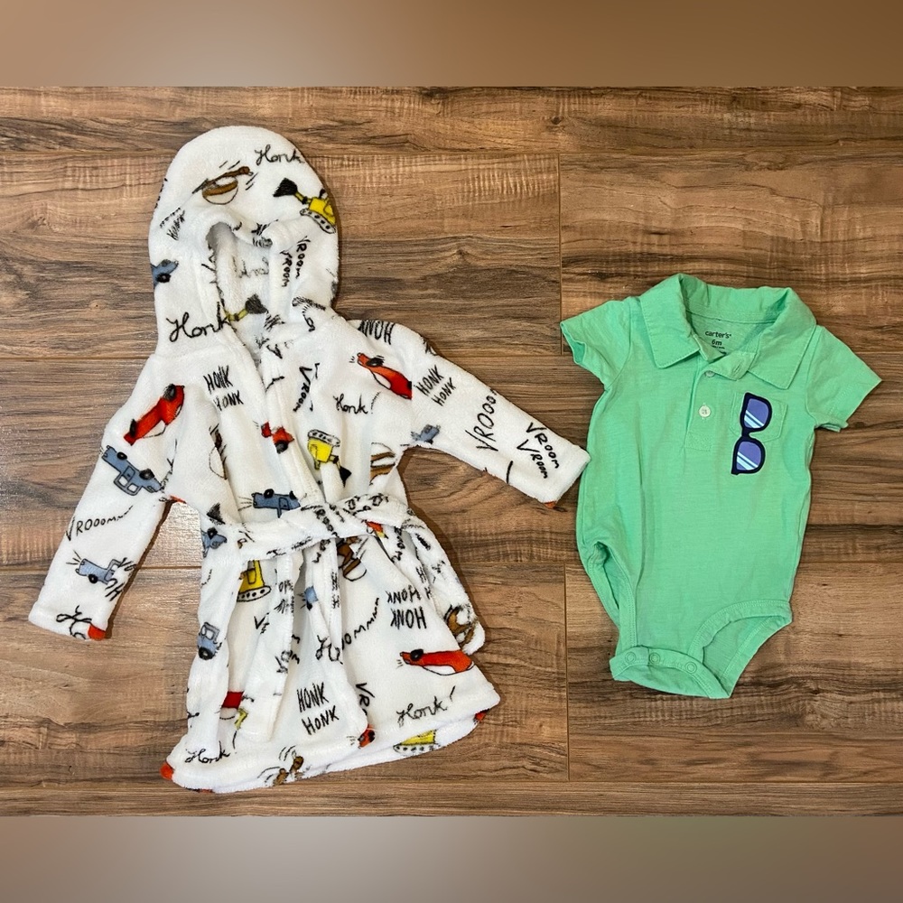 Baby Kiss/Carter’s two piece Bundle. Size 0-9 Month Robe & 6 Month Bodysuit.